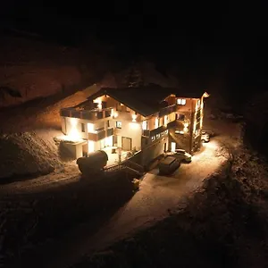 https://landhaus-oberzinnegg.saalbachhinterglemmhotels.com